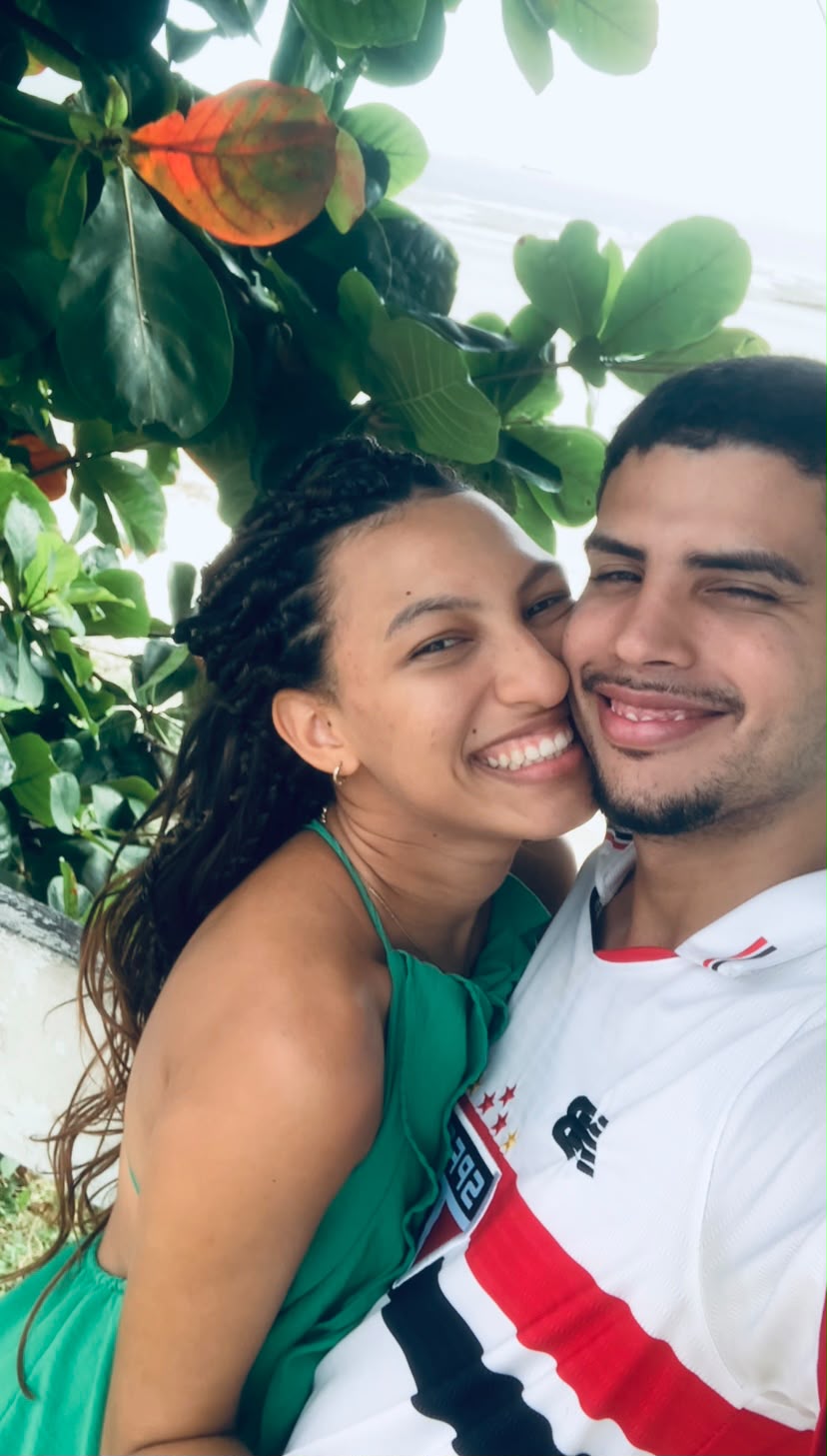 Thielly e Davi em um momento de carinho